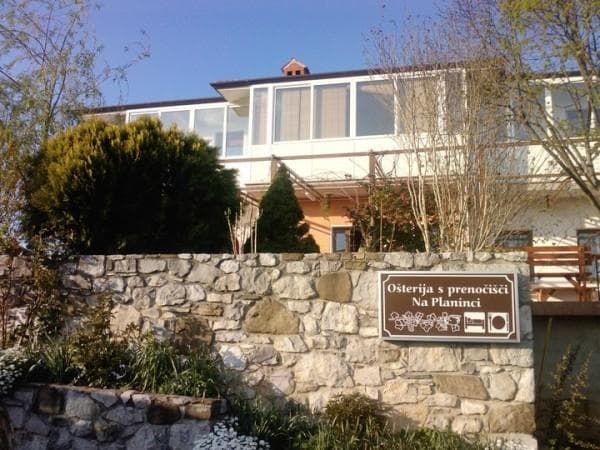 OŠTERIJA S PRENOČIŠČI NA PLANINCI, DIVAČA
