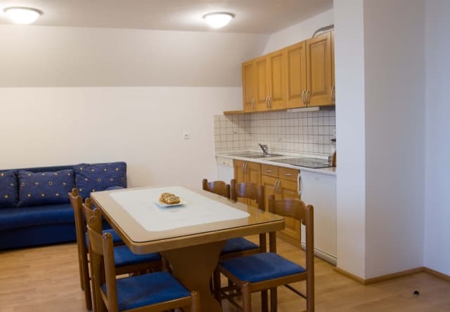 APARTMAJI PRI MARJETKI, CERKNO