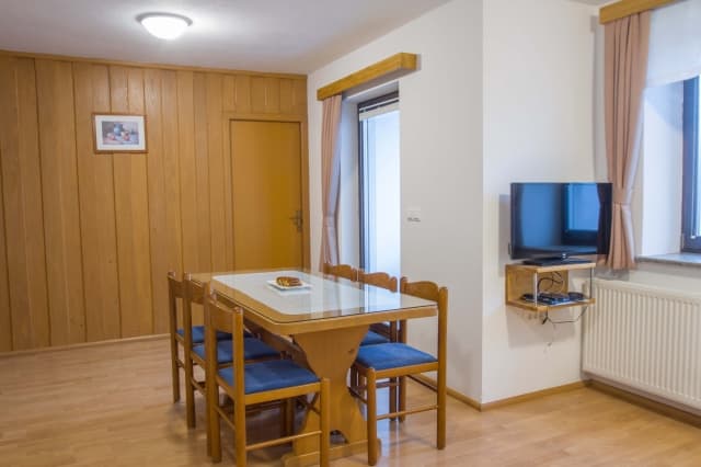 APARTMAJI PRI MARJETKI, CERKNO