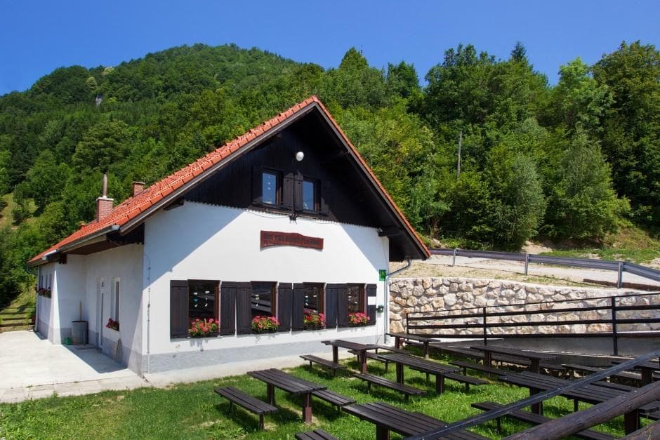 PLANINSKI DOM POD REŠKO PLANINO, PREBOLD cover