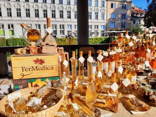 ČEBELARSTVO, ČEBELARSKI TURIZEM, MEDICA, MED, MEDENI LIKER, LJUBLJANA