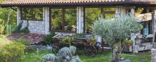 IZLETNIŠKA KMETIJA IN OSMICA PRI KRČARJU TIPIČNE KRAŠKE JEDI, KMEČKI TURIZEM