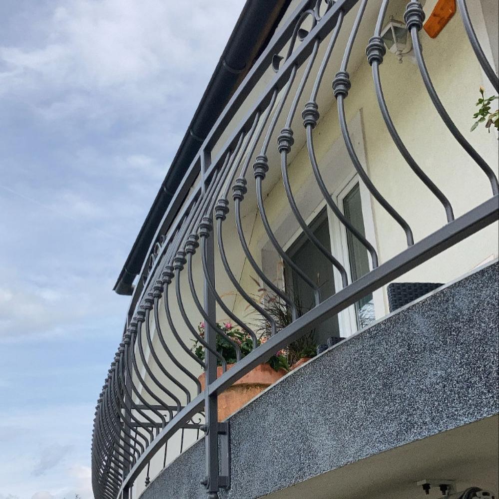 Kovinske ograje za notranje stopnice, kovane balkonske ograje