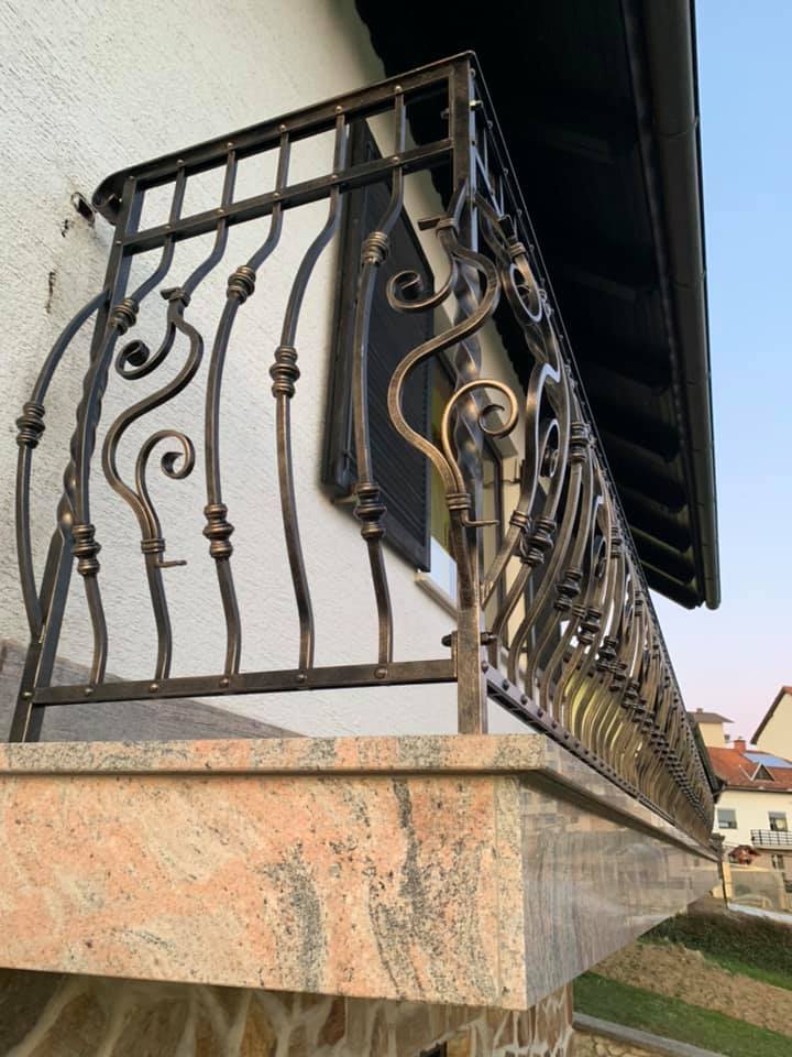 Kovinske ograje za notranje stopnice, kovane balkonske ograje
