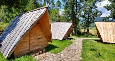 GLAMPING HIŠKE NA JEZERSKEM | HOSTEL KAMP JEZERSKO